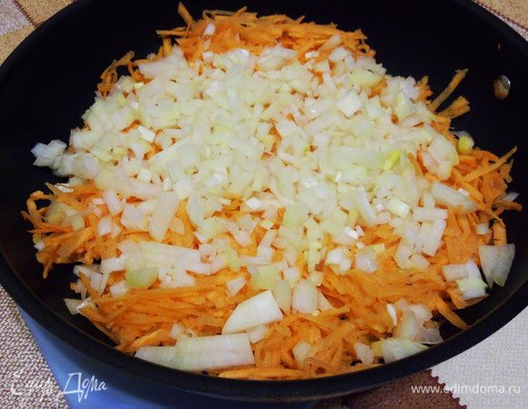 Отдельно, в другой сковороде, пожарить (только до мягкости моркови и лука) тертую морковь и вторую часть лука.