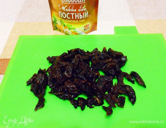 Чернослив отжать и нарезать соломкой.