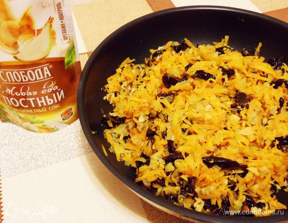 Соединить обжаренные морковь и лук с черносливом и грецкими орехами. Посолить, поперчить по вкусу. Тщательно перемешать.