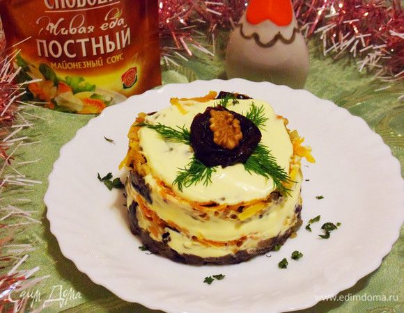 Салат «Анастасия» выкладывать слоями. Сначала обжаренные грибы с луком. Затем не много майонеза, т.к. слои сами по себе имеют влажную текстуру. Следующий слой — слой морковно-орехово-черносливной смеси. Затем слои повторить. Украсить салат черносливом и орехами. Салат «Анастасия» готов. Дать настояться в холодильнике 1 — 2 часа. Теперь можно подавать! Приятного аппетита! Мир Вам и Вашему дому! С Новым Годом!