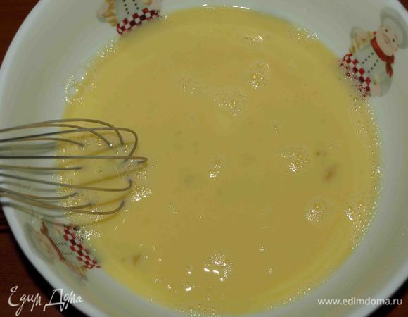 Яйца с молоком взбалтываем, слегка взбивая. Не надо сильно взбивать. Яйца и молоко должны быть комнатной температуры. На одно яйцо одна столовая ложка молока. 