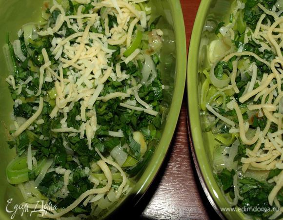 Лук и шпинат раскладываем в жаропрочные формочки. Петрушку мелко рубим, сыр измельчаем на терке. Посыпаем овощи петрушкой и сыром