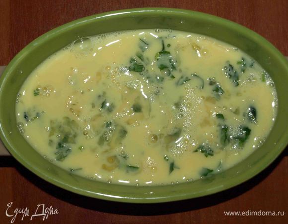 Заливаем яйцами и отправляем в разогретую до 180°С духовку на 20 — 25 минут. Духовку в течение 20 — 25 минут не открывать.