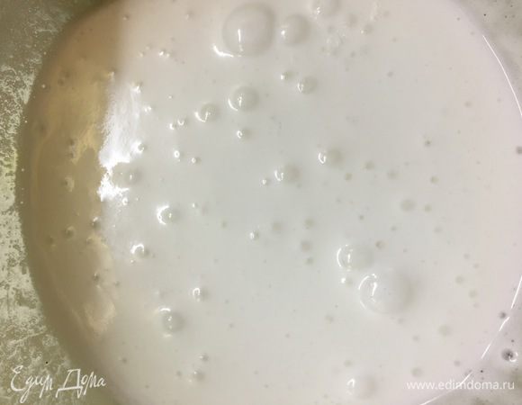 Яичный белок взбивать с сахаром 2 — 3 минуты (желток нам не понадобится).