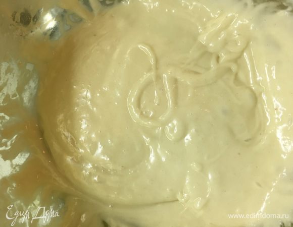Растопить сливочное масло (до жидкого состояния, но оно не должно быть слишком горячим). Добавить масло и все остальные ингредиенты во взбитый с сахаром белок. Можно добавить какой-нибудь аромат: миндальный экстракт, апельсиновое масло. Мешать миксером 30 секунд, не больше. Тесто должно быть нежным, похожим на густое тесто для оладушков.