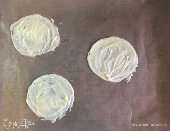 Разогреть духовку до 170°С. Постелить на противень силиконовый коврик (бумага тоже сойдет, но будет труднее, как мне кажется). Берем столовую ложку теста и нежно круговыми движениями размазываем по коврику. Круги должны быть диаметром сантиметров 10 и как можно более тонкими. Ставим в духовку на 6 — 7 минут. Поглядываем. Как только край чуть зарумянился — сразу достаем. И дальше действовать надо будет очень быстро.
Сразу скажу: первый раз делайте только одно печенье. Во-первых, отладите процесс, во-вторых, поймете, сколько времени нужно для того, чтобы печенье пропеклось, а с другой стороны, вы потом успели его согнуть. Оно моментально твердеет. Следующие разы делайте не больше, чем по 3 печенья за раз, потому что у вас будет меньше двух минут на все про все. В общем, именно из-за этого такое гигантское время приготовления небольшого количества печений.