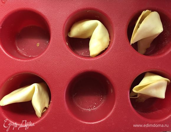 Вот что-то такое должно получиться. Если не успеваете гнуть третье, пеките по два за раз.