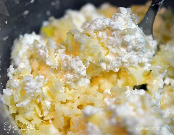 Добавить чеснок, пропущенный через пресс или натертый.