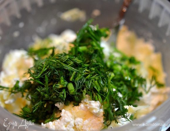 Добавить 3 веточки мелко нарезанного укропа, посолить.