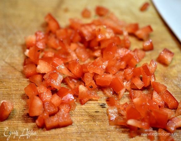 Болгарский перец мелко порезать. Перец лучше брать цветной: красный, желтый, оранжевый.