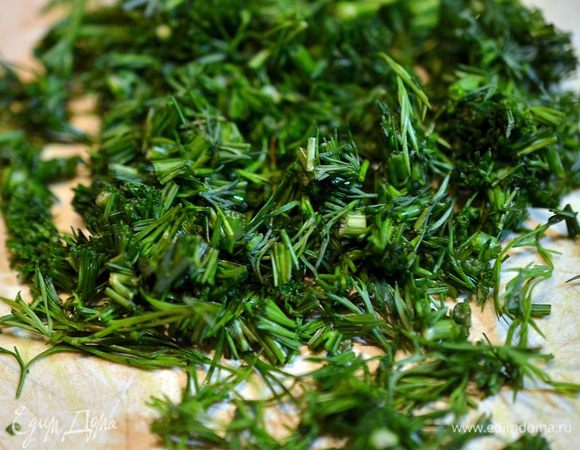 Оставшийся укроп мелко порезать.