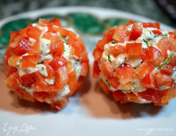 Влажными руками делаем шарики и обваливаем в нарезанном перце.