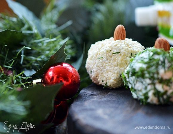 Обваливаем в кунжуте. Сверху вставляем по миндальному орешку.