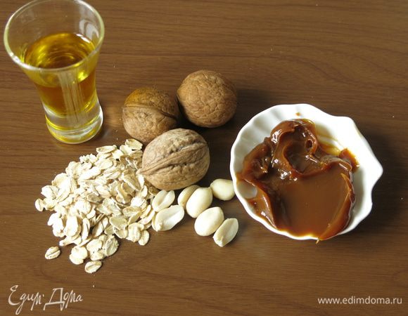 Подготовим хлопья не быстрого приготовления, орехи грецкие, арахис, масло грецкого ореха Biolio, сгущенное вареное молоко.