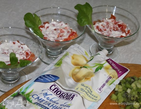 Салат лучше собирать в порционные креманки, чтобы каждый гость мог насладиться его нежным вкусом. Первым слоем положите крабовые палочки. Конечно для салата выбирайте качественный продукт, с содержанием мяса краба. На крабовые палочки вторым слоем добавляем помидоры. Каждый слой сдобрите небольшим слоем легкого майонеза (за не именем такового, я воспользовалась сметанным, результат отличный). Немного соли и перца сделают вкус ярче.