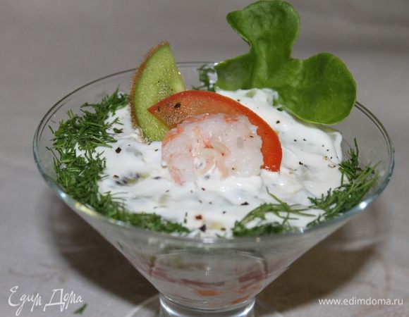 Украсьте салат креветкой, долькой помидора и киви, зелень так же не будет лишней на праздничном блюде.
Приятного аппетита и счастливого Нового года!