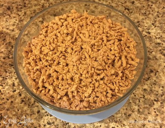 Мясо отварить и пропустить через мясорубку.