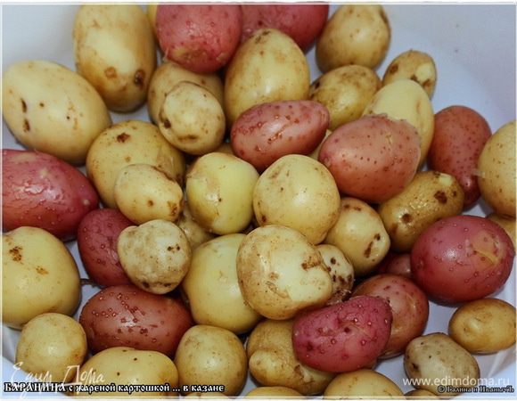 Выросла, значит, картошка. Вон какая, т.е. не то чтобы выросла, а просто, скажем так, появилась первая молодая. Не вчера, конечно, это было, а вот рассказать только сейчас руки дошли. Чистить не будем. Только помоем хорошенько.