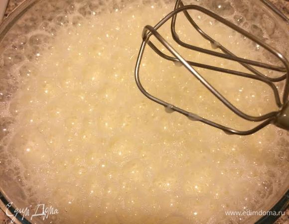 Яйца, молоко и воду хорошо взбить миксером.