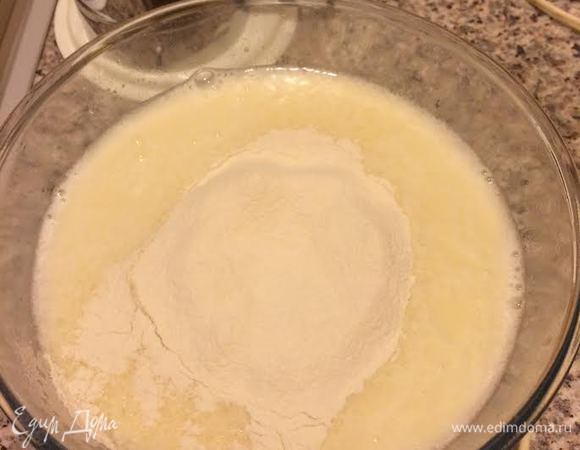 Добавить соль, сахар, растительное масло и еще раз хорошо взбить. Просеять муку с разрыхлителем. Начать постепенно добавлять муку, перемешивать на средней скорости миксера.
