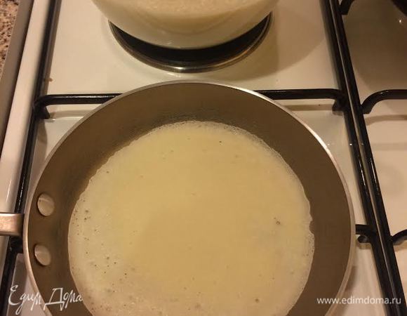 Сковороду нагреть, слегка смазать маслом и обжарить блины только с одной стороны.