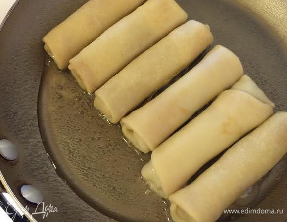 Блинчки слегка обжарить на растительном масле.