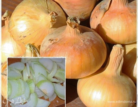 И лук тоже. А какая картошка без лука? Значит и лука нарвали (или навырывали?), почистили, нарезали — покрошили.