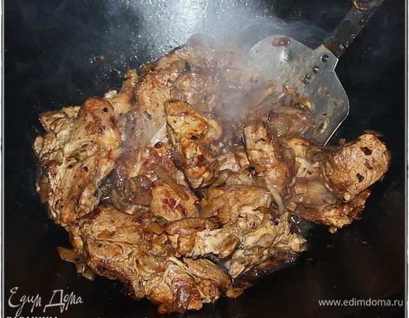 Стараемся, чтобы это произошло быстро. Пусть мясо под корочкой останется сочным, так надо. 