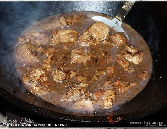 Если есть, какой бульон в доме, ну кроме рыбного, конечно, то плеснуть его в казан надо. Вот столько. А если нет бульона, то и водичка сгодится. Добавляем, значит.