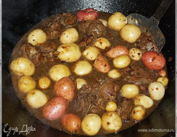 И как только начнет в казане взбулькивать, то отправляем туда картошечку.