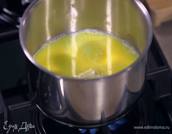 Сливочное масло поместить в кастрюлю, влить молоко и растопить все на небольшом огне, затем немного остудить.