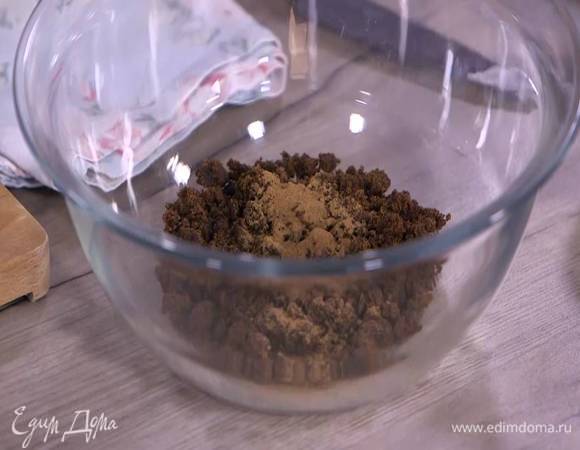 Гвоздику измельчить в ступке, перемешать с корицей и мускатным орехом и добавить к мусковадо.