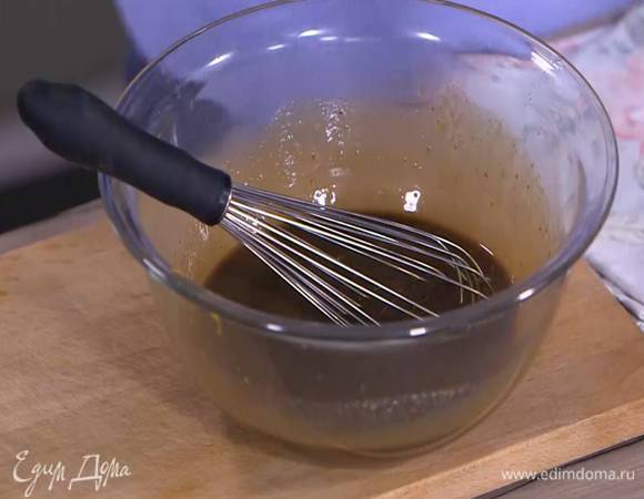 Цедру апельсина натереть на мелкой терке (должна получиться 1 ч. ложка) и добавить к сахару с пряностями, затем влить масло с молоком и все перемешать.