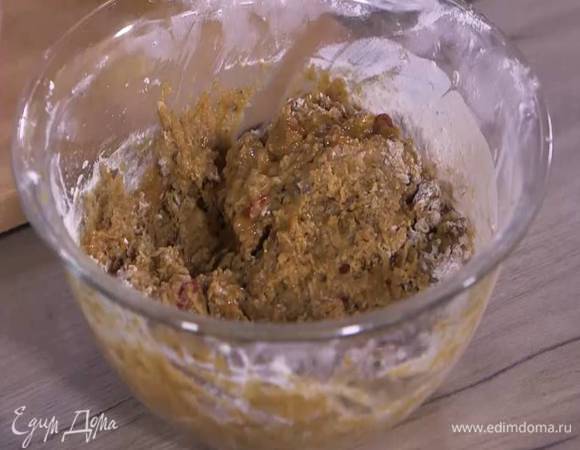 Муку перемешать с разрыхлителем, добавить в сахарно-молочную массу с сухофруктами и вымешать тесто.