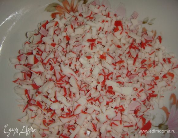 Крабовое мясо мелко нарезать.