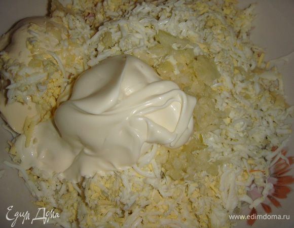 Посолить по вкусу. Добавить сливочный сыр и майонез.