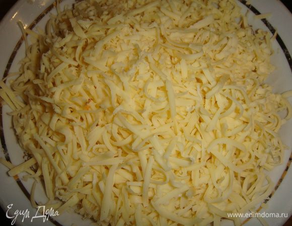 Сыр натереть на терке.
