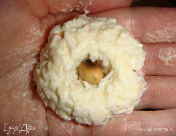 Формируем руками шарики размером с тарталетки. Внутрь каждого шарика положить по одному орешку. Тарталетки я готовила сама, вот рецепт http://www.edimdoma.ru/retsepty/91231-postnye-tartaletki-s-ryboy. Но можно и покупные, как вам больше нравится.