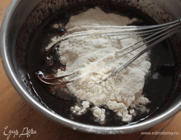 Растопите на водяной бане шоколад, какао-порошок, сахар и сливочное масло. Снимите шоколадную смесь с огня и введите яйцо и ваниль, быстро перемешайте. Просейте муку и замесите тесто.