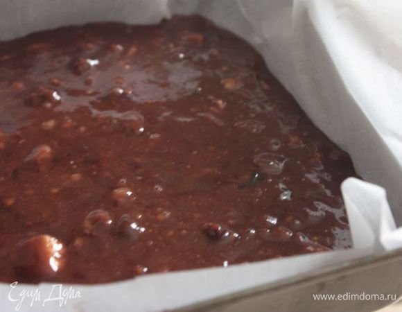 Выложите тесто в форму, выстеленную бумагой для выпекания, и отправьте духовку при 180°С на 20 — 30 минут. Дайте остыть и только затем нарезайте на порционные куски. Приятного чаепития!