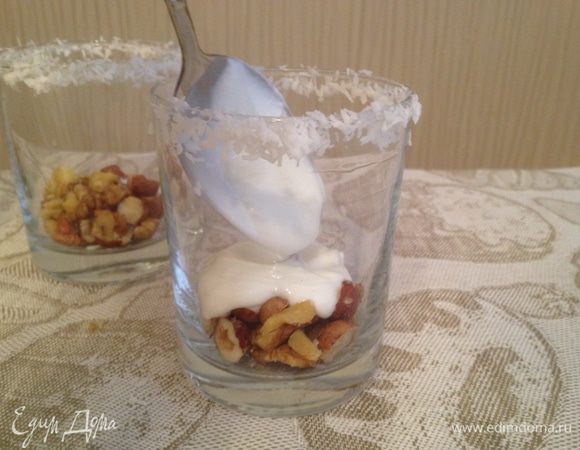 Добавить сверху ложку несладкого йогурта.