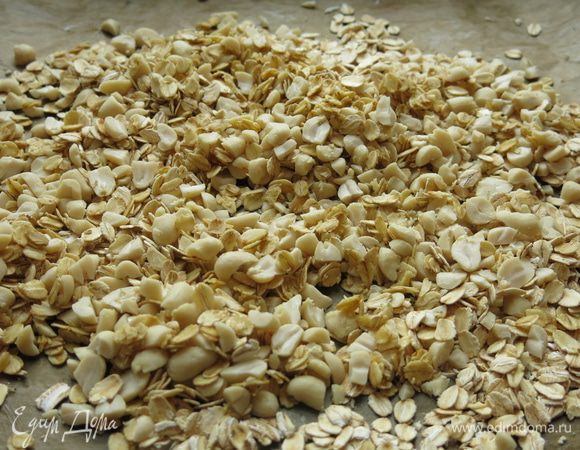 Нарезаем крупно арахис.