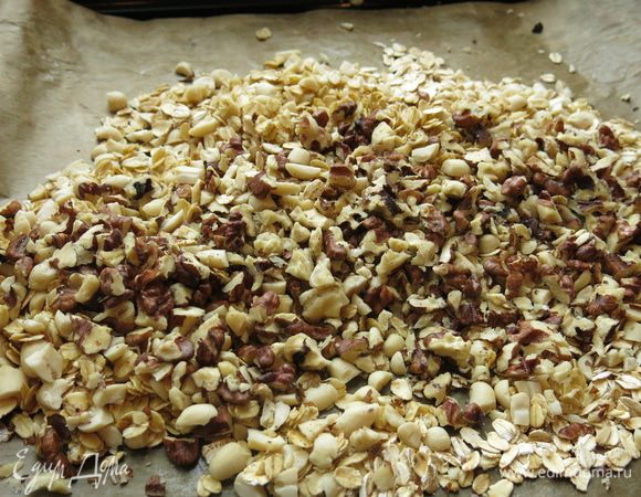 Добавляем орехи и ставим на 20 минут при 180°С в духовку, через 10 минут после начала прогревания перемешиваем.