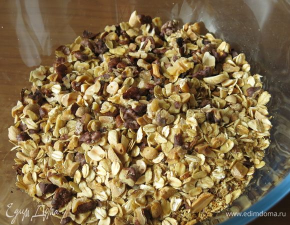 Выкладываем хлопья с орехами в миску, даем остыть.