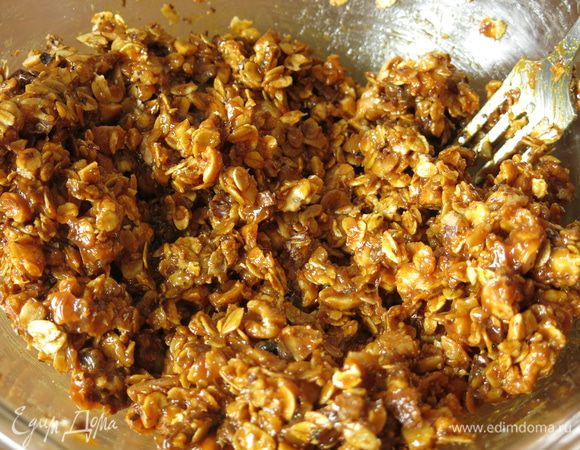 Добавляем сгущенку, перемешиваем.