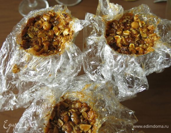 Выкладываем массу в бокалы, застеленные пленкой. Ставим на 10 — 20 минут в холодильник.