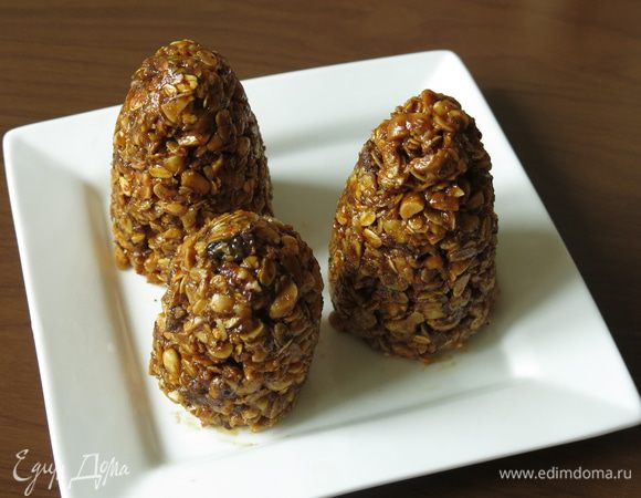 Вынимаем шишки из бокалов, посыпаем пудрой. 
Приятного аппетита! С Новым годом!