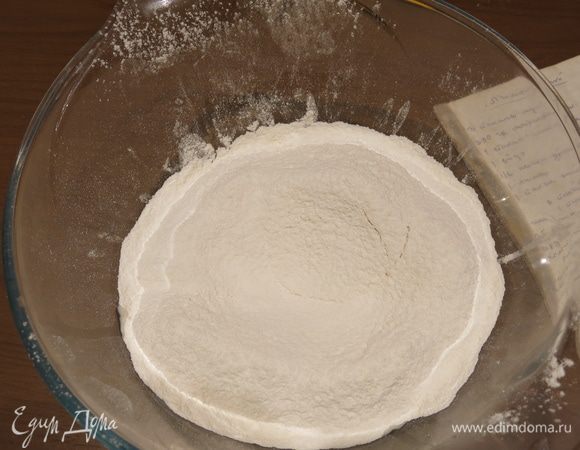 Просеиваем муку. Может понадобится чуть больше муки, в записных книжках раньше рецепты записывались в мерах — стаканах, ложках и пр. Такой рецепт записан еще моей бабушкой, аккуратный ровный почерк, сейчас трудно воспроизвести, когда большинство заметок делаются в электронных блокнотах, смс поздравления, а в памяти горки открыток-поздравлений с Новым годом и конвертов, подписанных аккуратным почерком. Может и рецепты домашние были более простые, быстрые, но было время и на открытки.