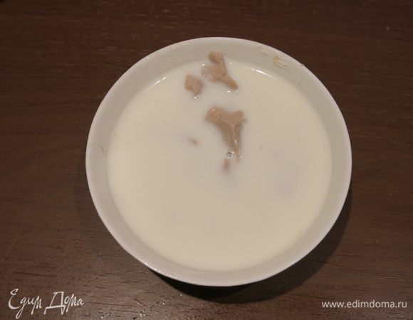 За это время молоко подогрелось, распускаем дрожжи с щепоткой сахара.