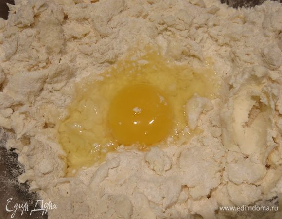 Добавляем яйцо в смесь.